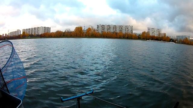 Рыбалка в Братеево Осенний фидер Ураганный ветер, клев леща и плотвы. Каскадный парк смотреть онлайн