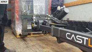 Минипогрузчик CASTLOADERS 30T Италия в работе с вилами
