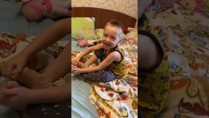 Мопс Лера снимает носки с малыша!!! Собака и ребёнок!Pug Lera removes socks from the baby!!!