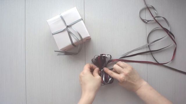 Как завязать бант на подарке? | Упаковка подарка | украшение из атласных лент | Gift Wrapping смотреть онлайн