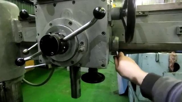 2л53у Радиально-сверлильный станок. Видео в работе