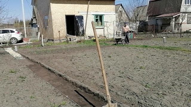 Простая садовая дорожка на даче за копейки своими руками