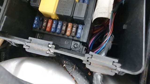 FM-передатчик. Замена предохранителя на Мерседес С180 W203. Где находится предохранитель зажигалки? смотреть онлайн
