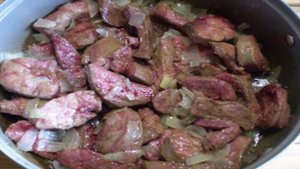 Тушеная свиная печень