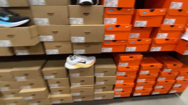 Шопинг и обзор брендовой ОБУВИ Nike, puma. Примерка, цены, бренды скидки. Покупаю обувь на осень.