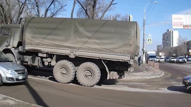 Грузовик едет по дороге. Настоящий грузовик