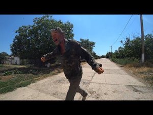 Сельский алкаш напал на людей с кулаками