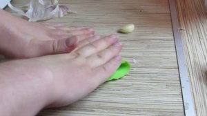 Силиконовый инструмент для очистки чеснока / Magic Silicone Garlic Peeler Peel Easy Kitchen Tool