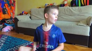 АРСЕНИЙ ДЕЛАЕТ УРОКИ С ФОНАРИКОМ В ТЕМНОТЕ. БРОС ШОУ