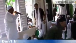 Мусульмане поют в мечети нет Бога кроме Аллаха