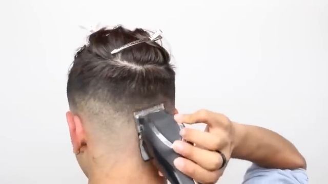 看老外帅哥如何自己剪头发，果然是人才呀!!! смотреть онлайн