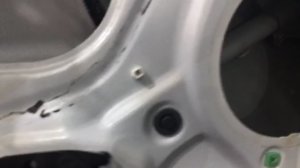 Обнаженный кузов Тойота Венза, поищем заводские шумоизоляционные материалы - достаточно ли их тут