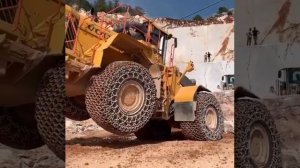 добыча мрамора. спецтехника огонь.