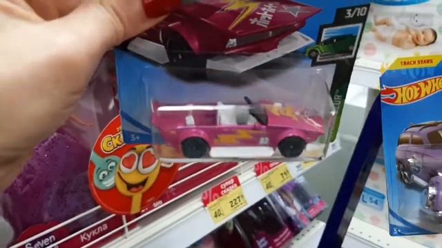 Саша выбирает машинки Хотвилс. Мы в магазине. смотреть онлайн