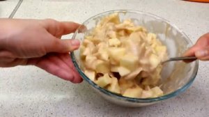 Яблочный пирог на сковороде с 3 яйцами и 4 яблоками знаменитый рецепт