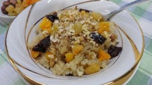 Каша из киноа с орехами и сухофруктами