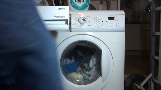 Zanussi Jetsystem Turbodry ZKN7147J Washer Dryer : Load, program and start (Part 1) смотреть онлайн