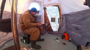 Зимняя рыбалка в затоне реки Оки ! Рыбалка с ночёвкой в палатке!