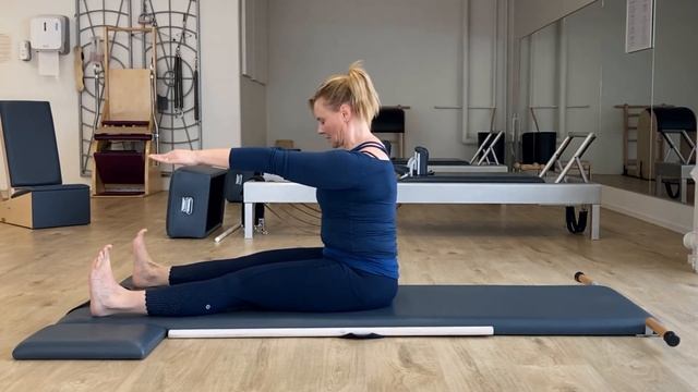 Selän venytys matolla | Spine Stretch on the mat | Pilates Power House Helsinki