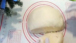 Дрожжевые сдобные булочки с вишнёвой начинкой.