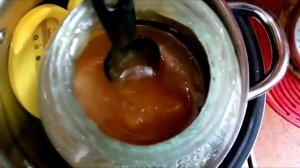Растапливаем загустевший мед на водяной бане