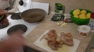 СТЕЙК ИЗ СВИНИНЫ С ЖАРЕНОЙ КАРТОШКОЙ ПО ДОМАШНЕМУ