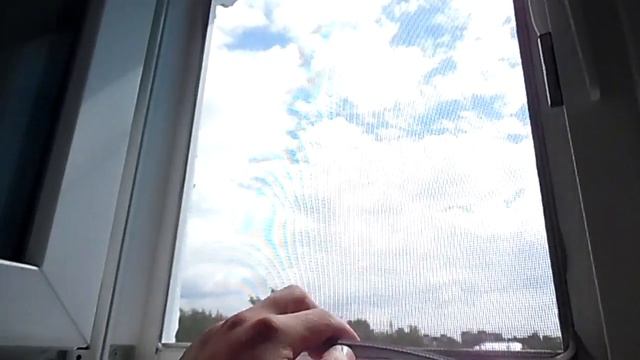 Самодельная москитная сетка на форточку пластикового окна.mp4