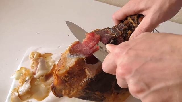 Сырокопченный окорок готов, прошло 3 месяца.