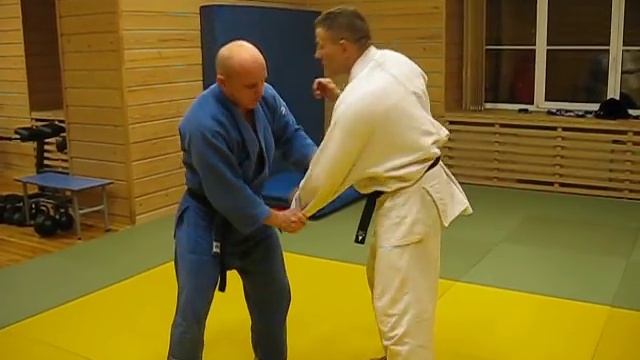 Работа над захватами- захваченной за рукав рукой берем разноименный отворот. смотреть онлайн