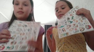 распаковка наклейки с подругой