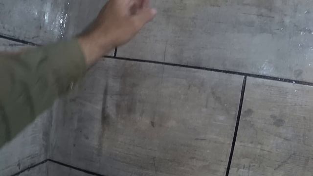 Имитация плитки в ванной из гипсовой штукатурки..