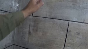 Имитация плитки в ванной из гипсовой штукатурки..