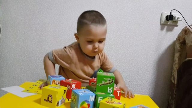 Игра с крупными кубиками для малышей, строить башню смотреть онлайн