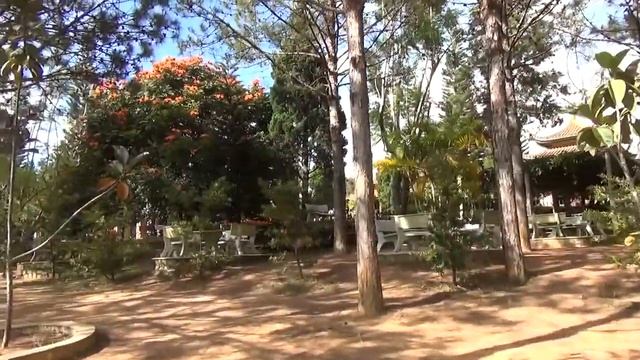 На территории монастыря Чук Лам в Далате смотреть онлайн