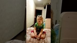 Доча поёт! А на заднем плане сына бегает! Прикол
