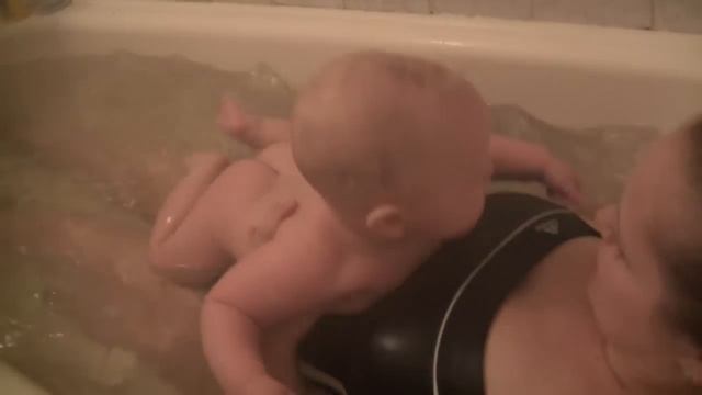 Совместное купание с Лёвой смотреть онлайн