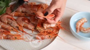 Как почистить аргентинские креветки