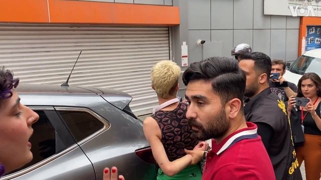 Турската полиција приведе активисти на Парадата на гордоста смотреть онлайн