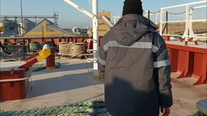 ЖИТЬ В МОРЕ ВАХТА МАТРОСА КАК НАБИВАТЬ КОНЦЫ РАБОТА НА ТУРАЧКАХ ЧТО ДЕЛАЕТ НА ТРАПНОЙ ВАХТЕ МАТРОС