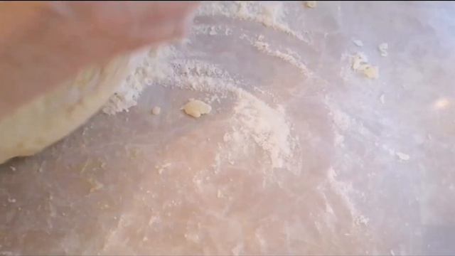 Рогалики из дрожжевого теста с мармеладом  - лакомство из детства.
