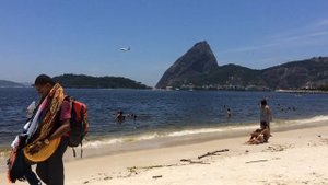 Красивые девочки играют в теннис 31 декабря на пляже Фламенго в Рио-де-Жанейро