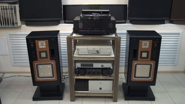 KENWOOD L-02A ￥550,000(1982年発売) 34.5kg.  Σ-сенсоры. Звучание с аналогового источника.