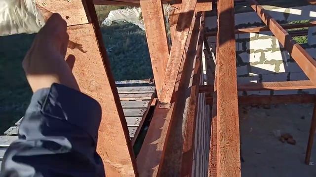 Простой и надежный способ монтажа каркаса скатной деревянной крыши