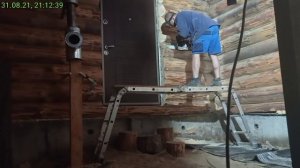 1229 Подрезка углов стены в вырезанной двери деревянного дома. Строительство домп.1080p