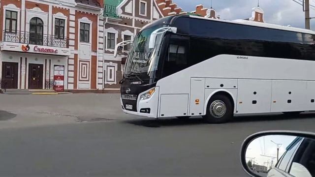 Туристический автобус столкнулся с легковушкой смотреть онлайн