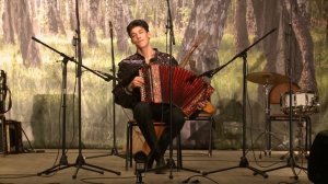 На гармони играет внук Геннадия Заволокина, Григорий Смольянинов