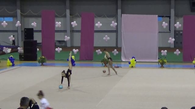 Художественная гимнастика (пары). Упражнения с мячом. Чемпионат Украины-2015 смотреть онлайн