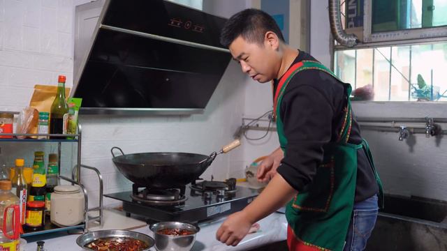 【超小厨】菜园丰收做四川“耙泥鳅”，小杨猛吃2碗饭，骨头都压耙了！