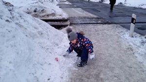 Железнодорожный переезд обледенел /грузовые и пассажирские поезда на ж д переезде