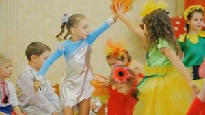 Осенний танец с листочками в детском саду. Старшая группа.